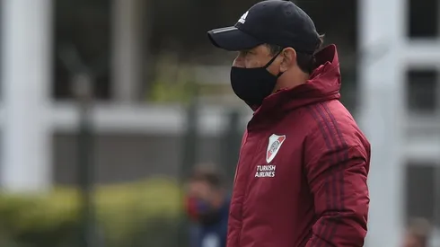 El Muñeco mira atentamente el encuentro frente a San Lorenzo.