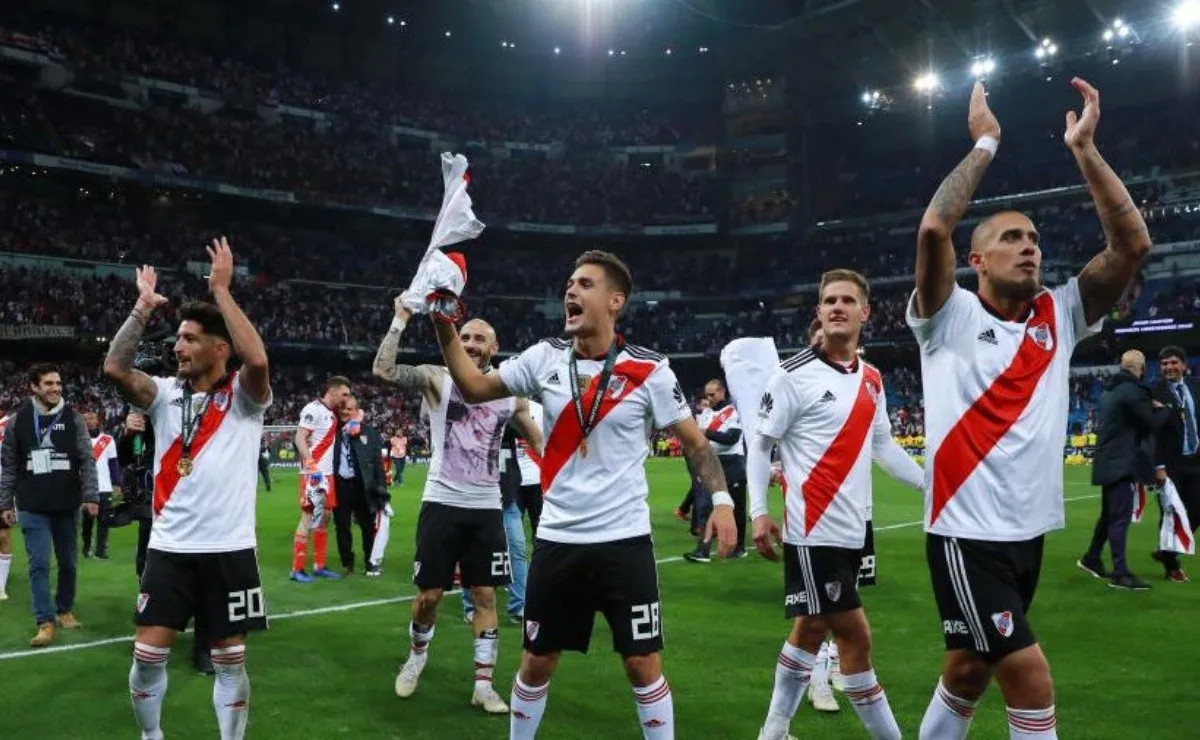 El Chino junto a sus compañeros en el Santiago Bernabéu.
