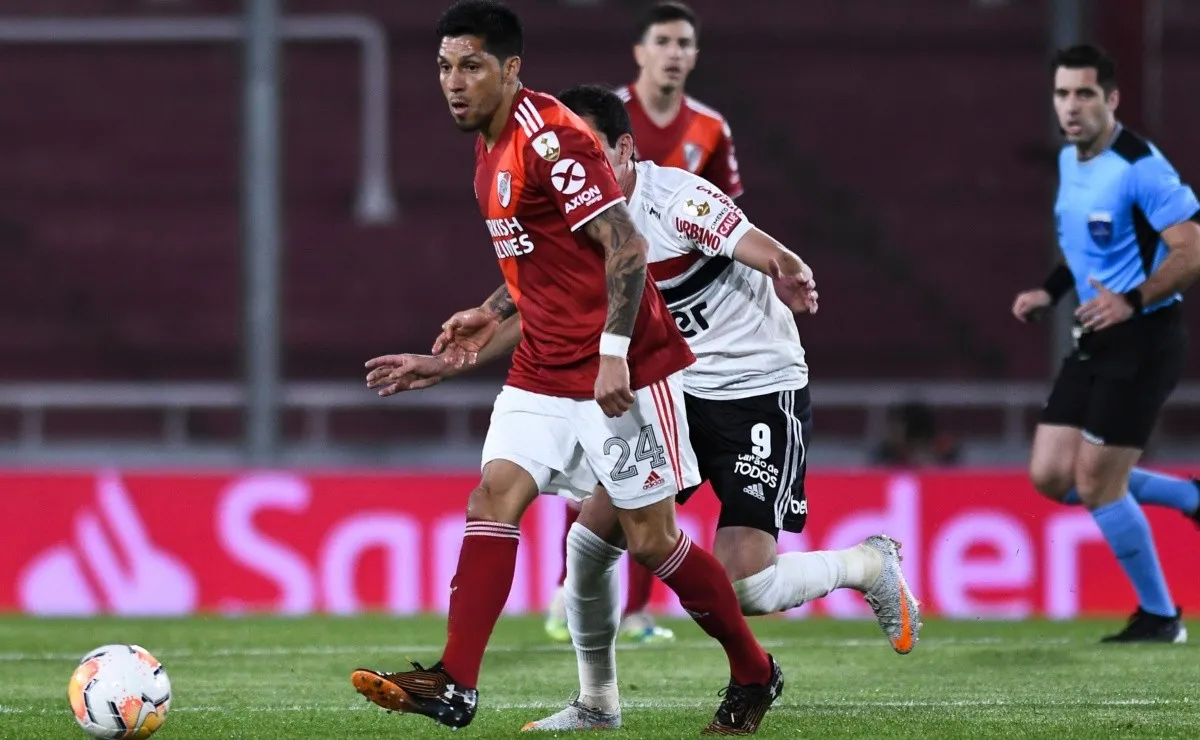 River estrena la nueva camiseta alternativa frente a San Pablo.