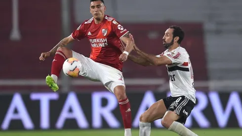 El lateral español marca a su pesadilla del primer tiempo: Matías Suárez.