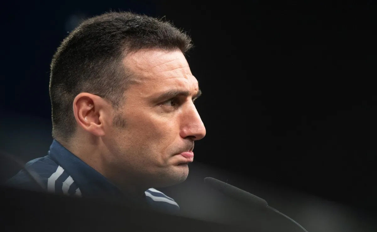 Scaloni analiza el fútbol local para convocar jugadores.