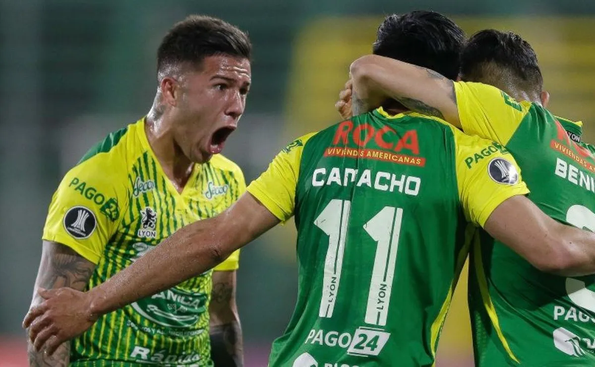 Enzo grita el gol de Defensa y Justicia junto a Camacho y Benítez.