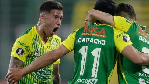 Enzo grita el gol de Defensa y Justicia junto a Camacho y Benítez.