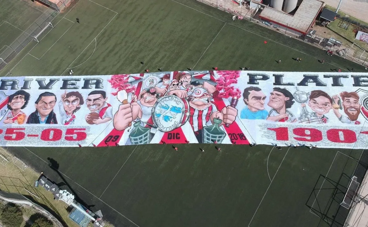 El trapo que se extendió en la cancha auxiliar mide 120 metros de largo por 25 metros de ancho y pesa 1100 kilos.
