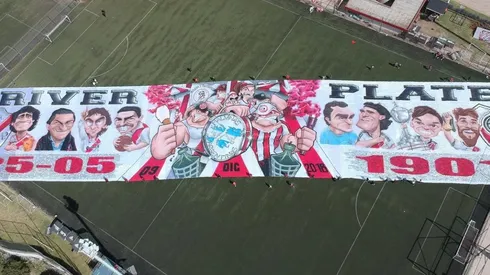 El trapo que se extendió en la cancha auxiliar mide 120 metros de largo por 25 metros de ancho y pesa 1100 kilos.