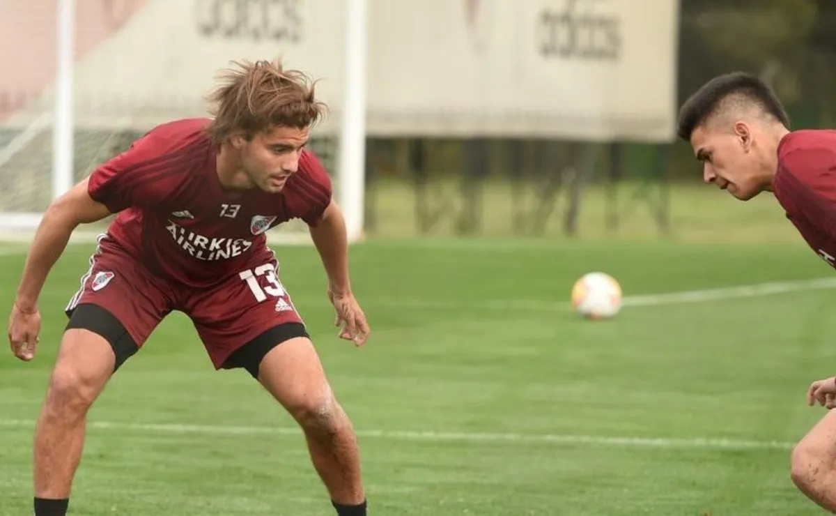 Santiago mira fijamente a su marca durante el entrenamiento en River Camp.