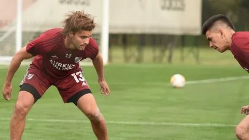 Santiago mira fijamente a su marca durante el entrenamiento en River Camp.