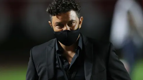 Sonrisa de Gallardo luego de que los resultados sean negativos.