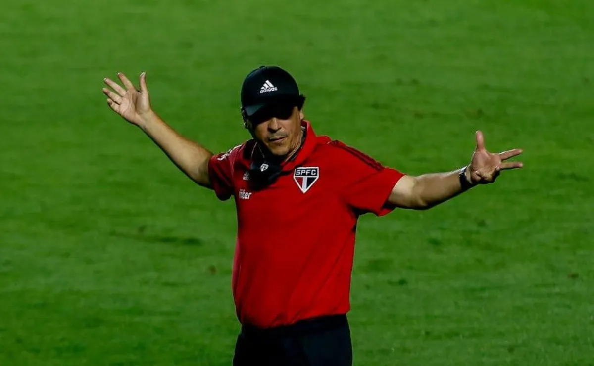 El técnico de San Pablo sufrió el empate entre River y su equipo.