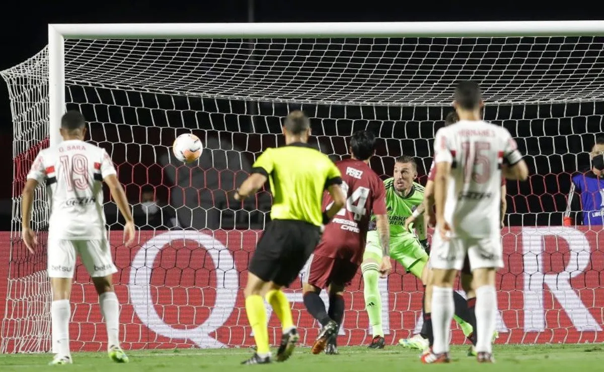 La pelota ya rebotó en Enzo y se clava en el palo derecho de Franco Armani.