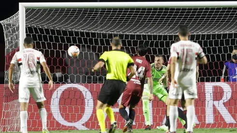 La pelota ya rebotó en Enzo y se clava en el palo derecho de Franco Armani.