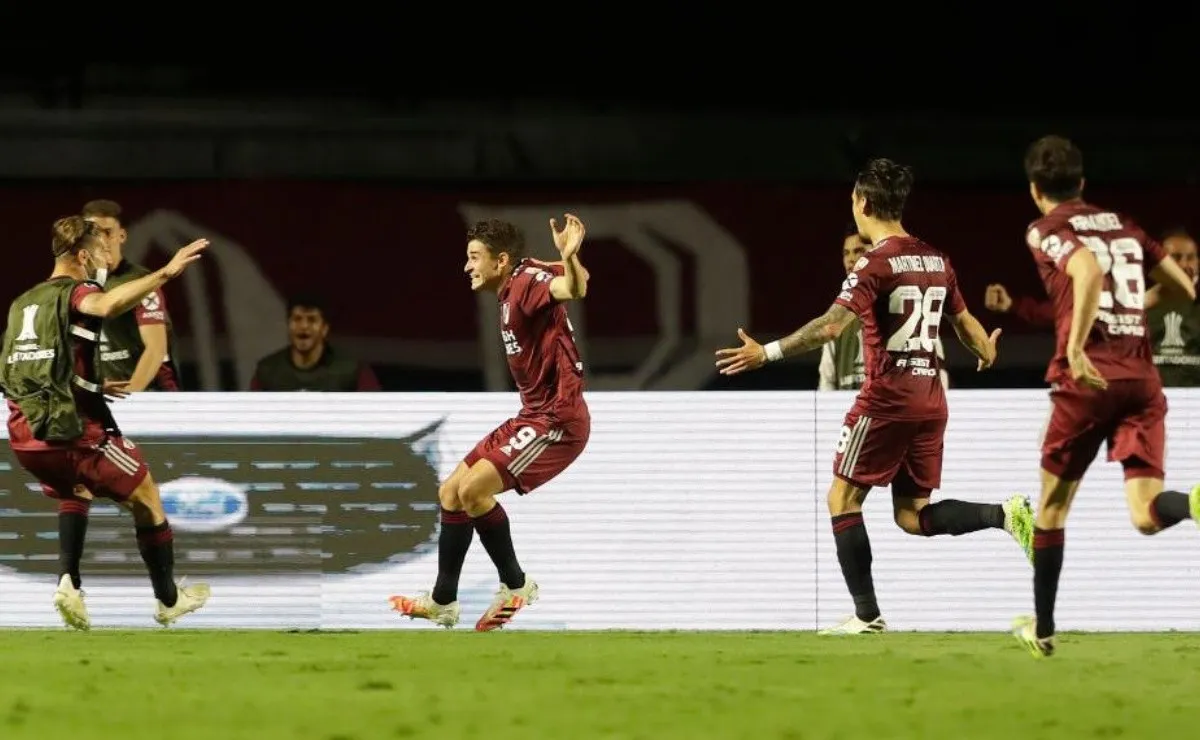 Álvarez marcó el 2-1 parcial y Zuculini llega para abrazarlo.