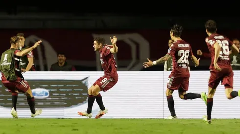 Álvarez marcó el 2-1 parcial y Zuculini llega para abrazarlo.