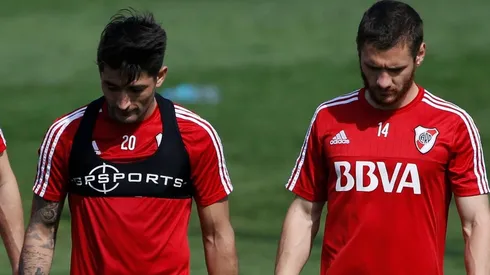 El volante junto a Milton Casco mientras era tenido en cuenta por el Muñeco.