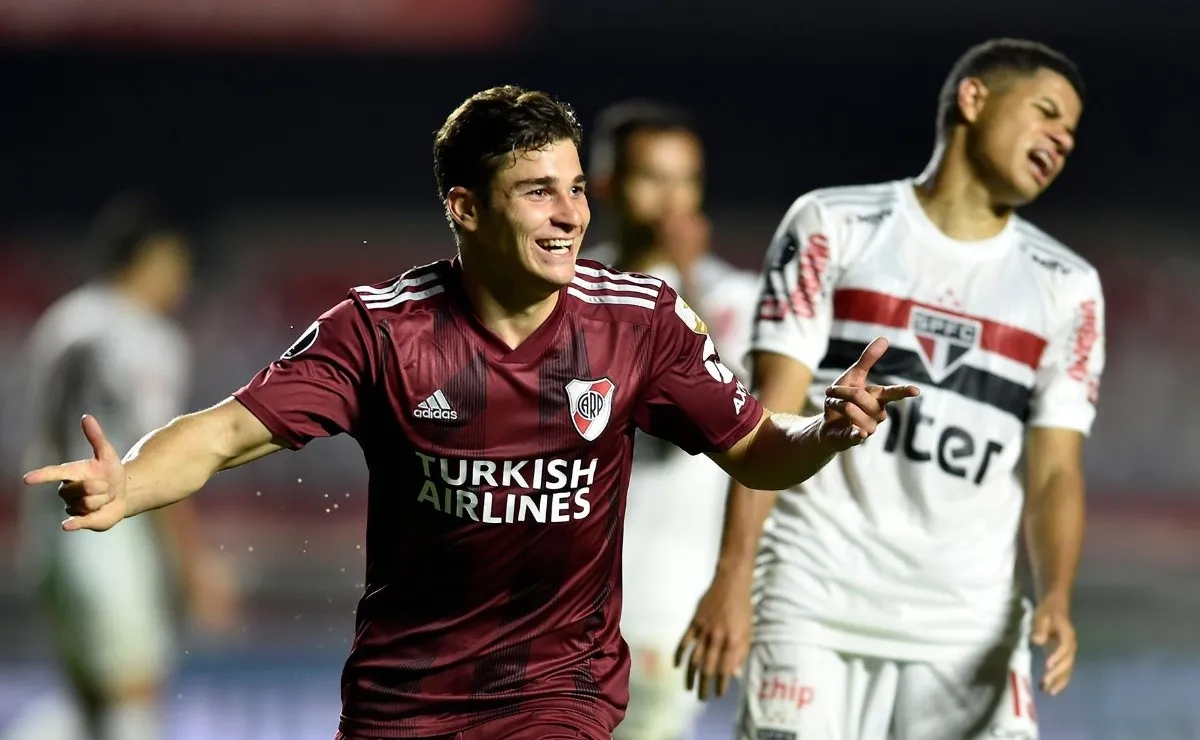 Julián Alvarez festeja su gol, el que puso a River 2-1 arriba.