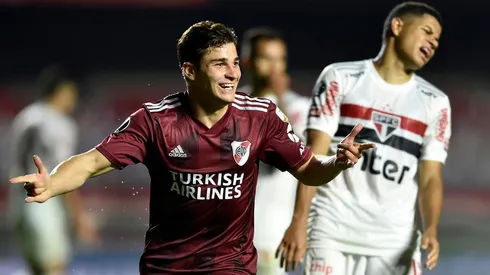 Julián Alvarez festeja su gol, el que puso a River 2-1 arriba.