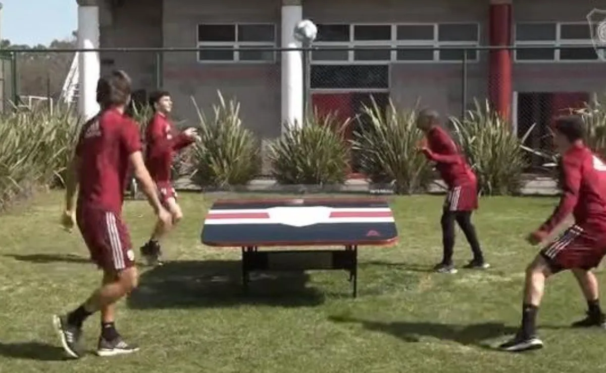 River se divierte jugando al teqball antes o después de los entrenamientos