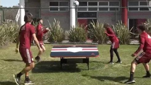 River se divierte jugando al teqball antes o después de los entrenamientos