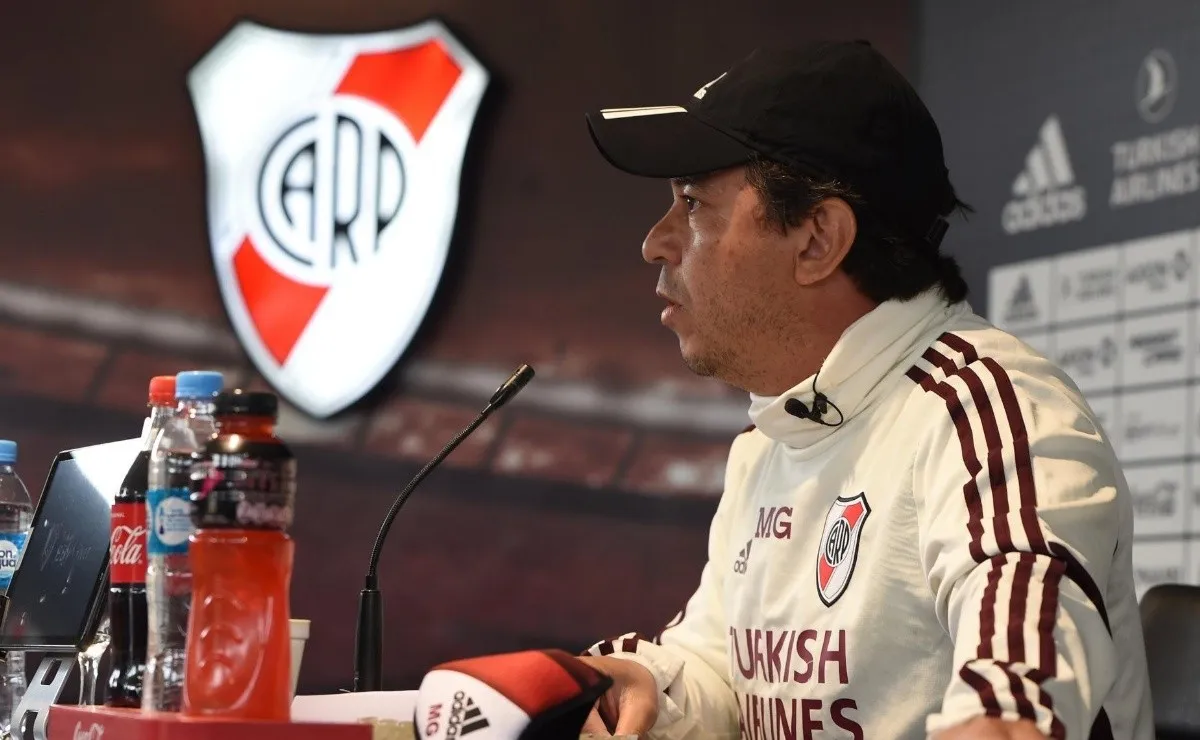 El Muñeco respondiendo en la nueva modalidad virtual de conferencia.