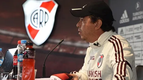 El Muñeco respondiendo en la nueva modalidad virtual de conferencia.