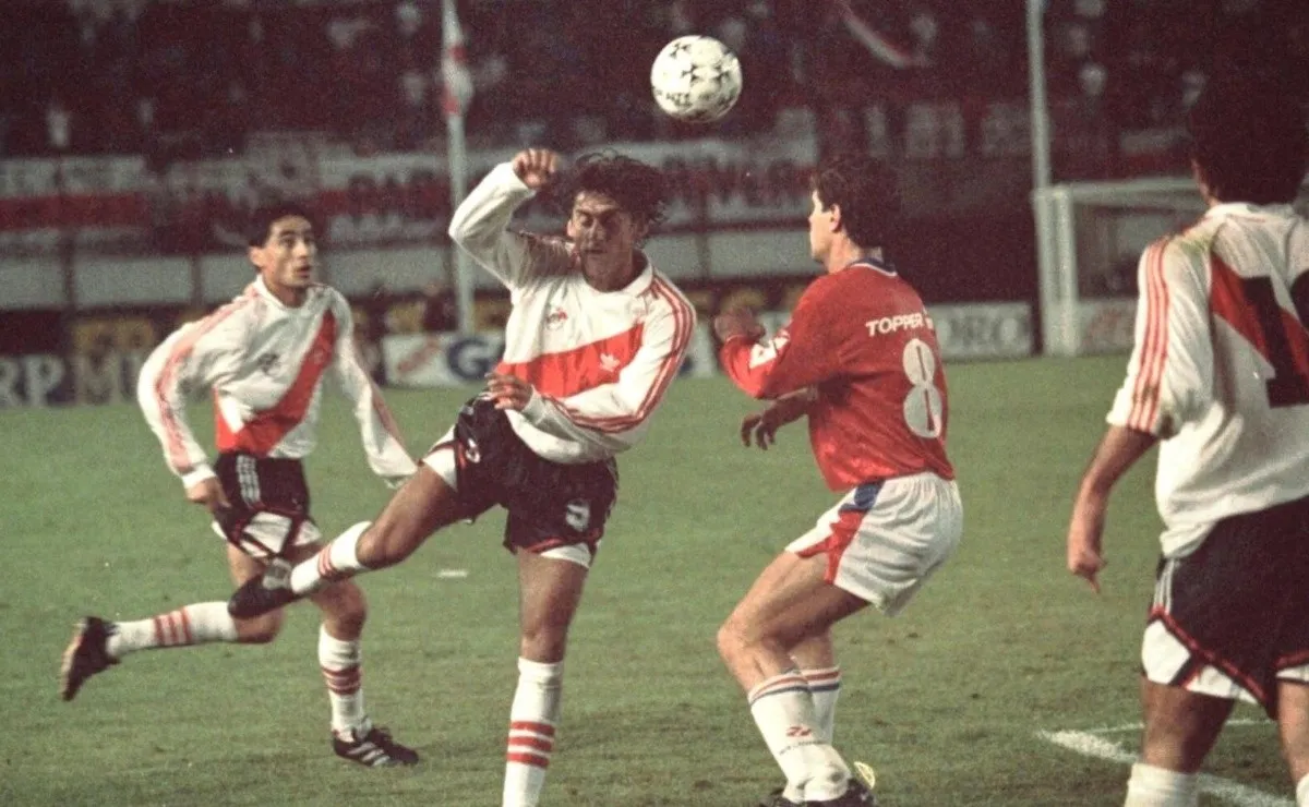 Enzo Francescoli peleando por la pelota en la noche de su regreso a River