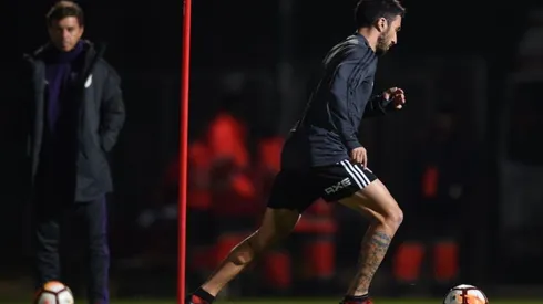 El delantero bajo la atenta mirada de Gallardo.