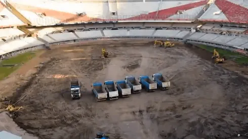 Los camiones siguen sacando tierra del Monumental.