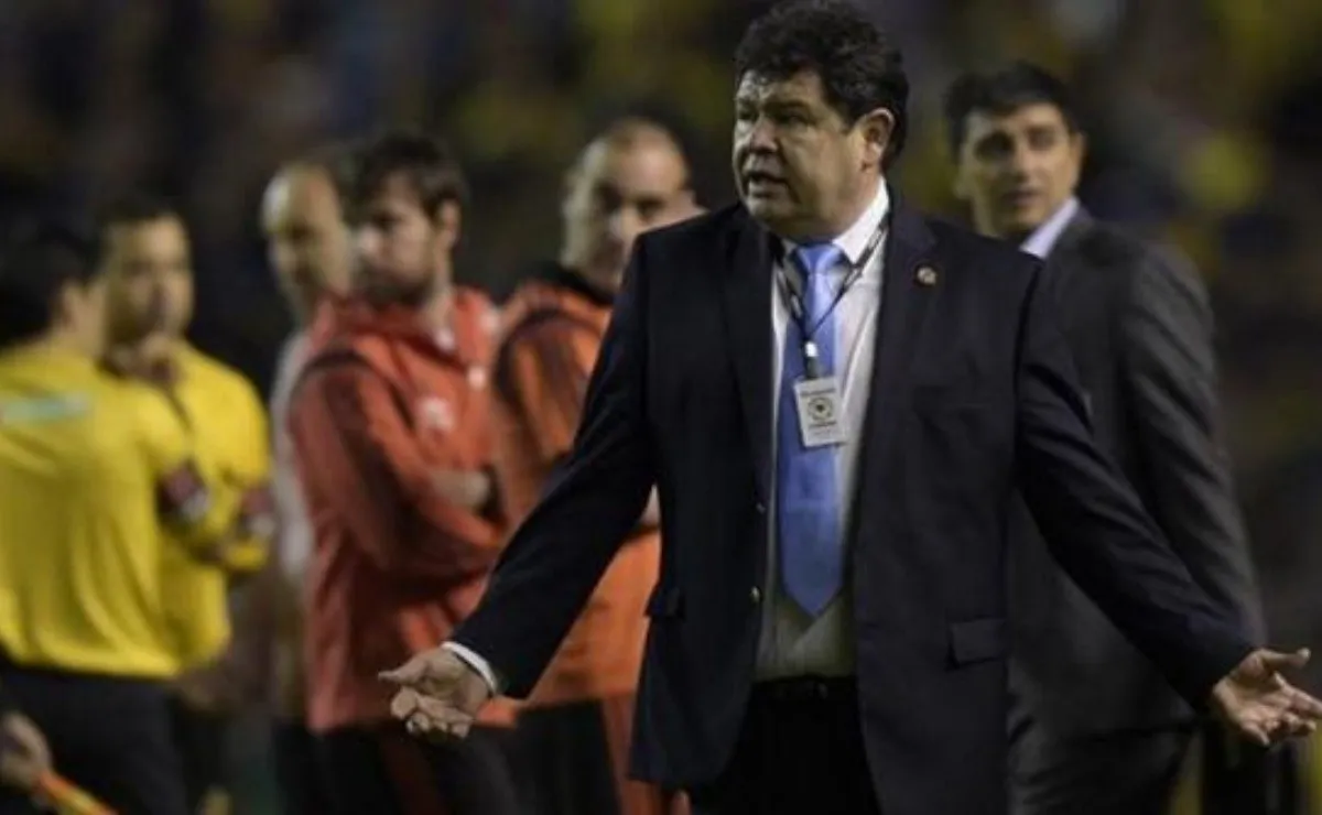 Roger Bello en plena locura, en el campo de juego de la Bombonera