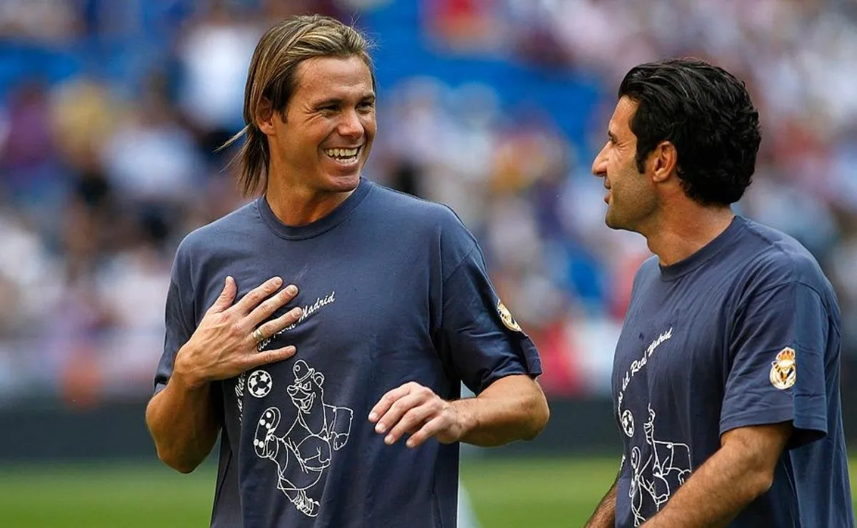 Redondo junto a Figo durante un partido a beneficio.