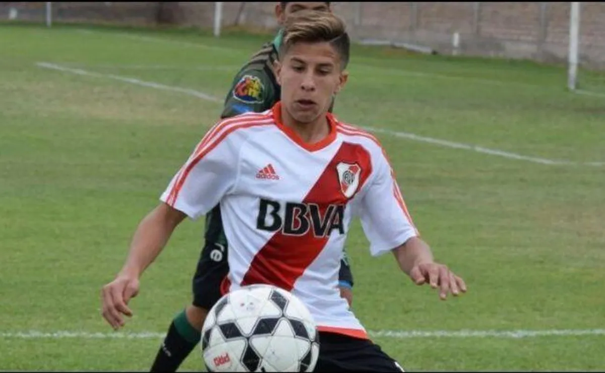 Giuliano Simeone jugando en las Divisiones Inferiores de River.
