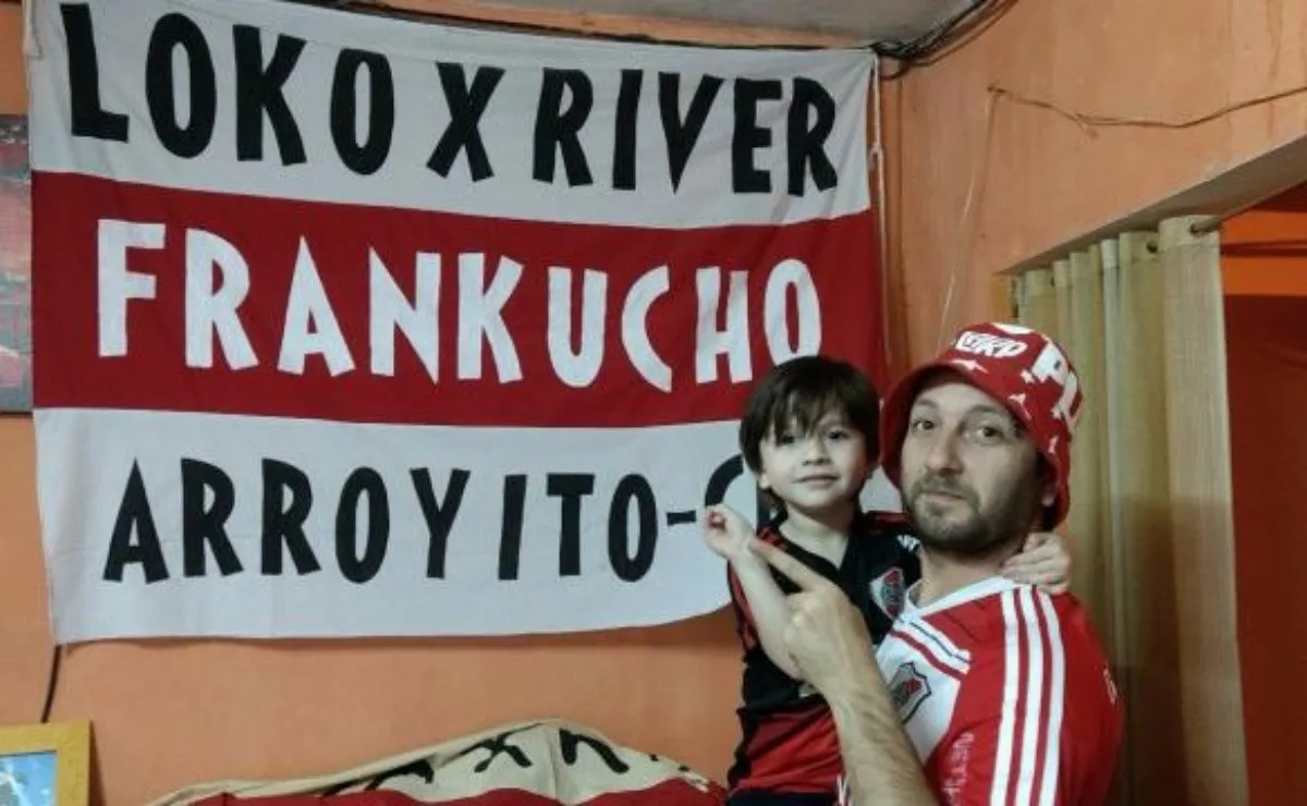 Franko Bonetto junto a su hijo compartiendo la pasión por River