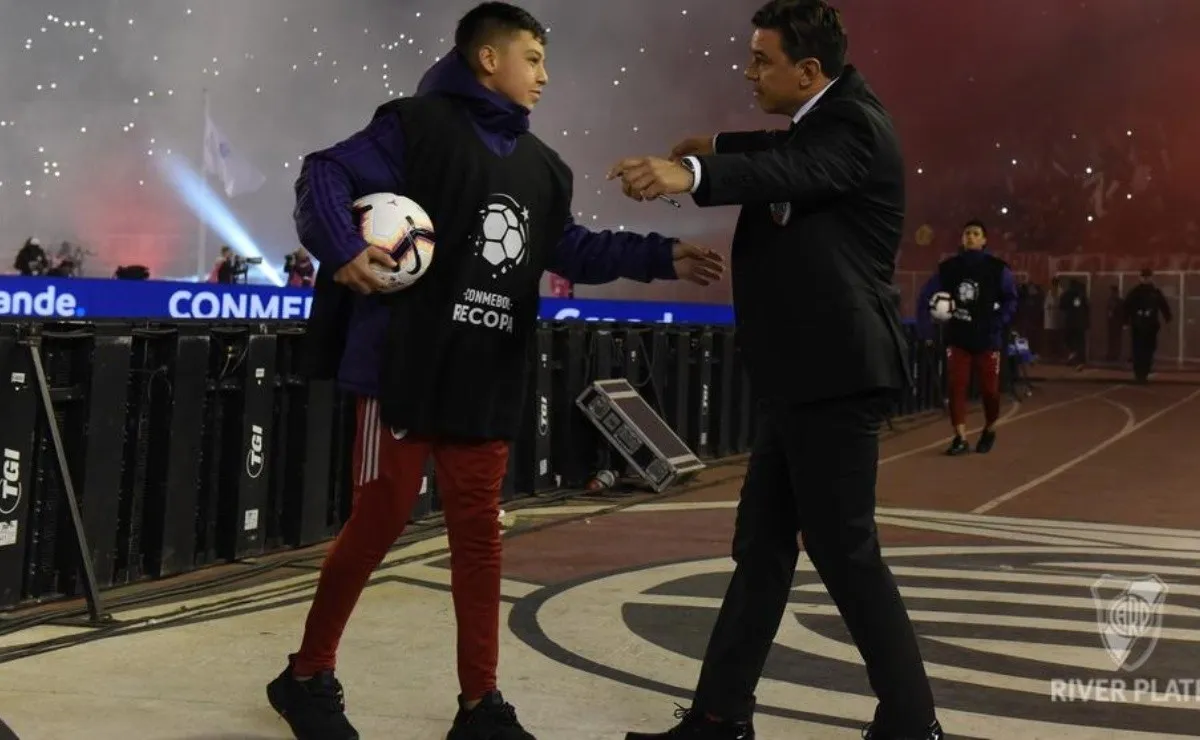 Gallardo saludando a su hijo Matías en la pista de atletismo antes de la final de la Recopa ante Atlético Paranaense.
