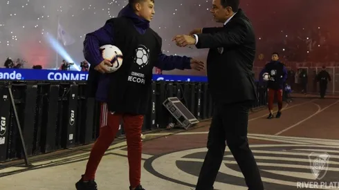 Gallardo saludando a su hijo Matías en la pista de atletismo antes de la final de la Recopa ante Atlético Paranaense.