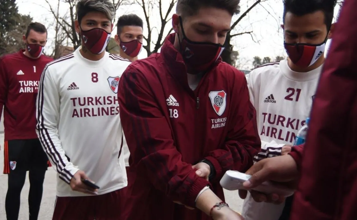 A los jugadores les tomaban la temperatura cada vez que salían para ir a entrenarse.
