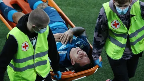 El delantero se retiró muy dolorido del campo de juego.