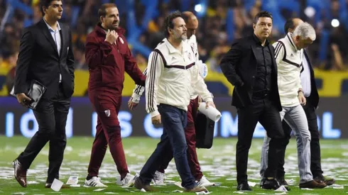 El médico del plantel, en el medio entre Gallardo y Biscay.