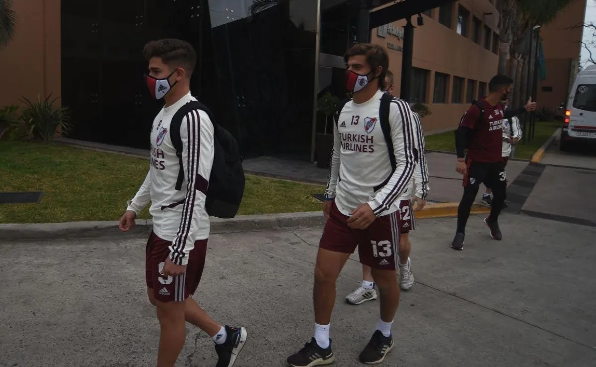Julián Álvarez y Santiago Sosa salen del hotel antes del positivo de Covid-19.