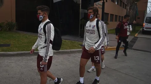 Julián Álvarez y Santiago Sosa salen del hotel antes del positivo de Covid-19.