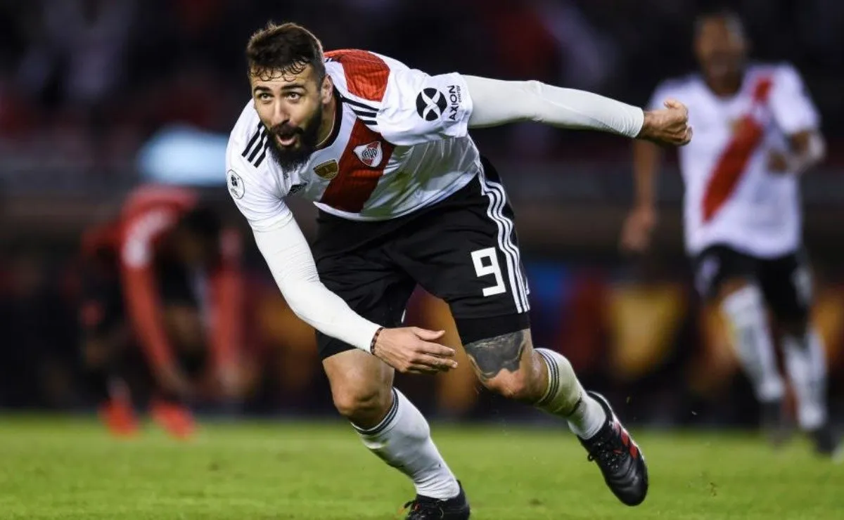Lucas Pratto donó su camiseta e invitó a participar a Franco Armani