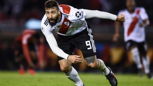 Lucas Pratto donó su camiseta e invitó a participar a Franco Armani