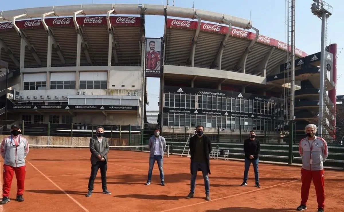 Mariano Zabaleta y el staff de River presentes en la reapertura.