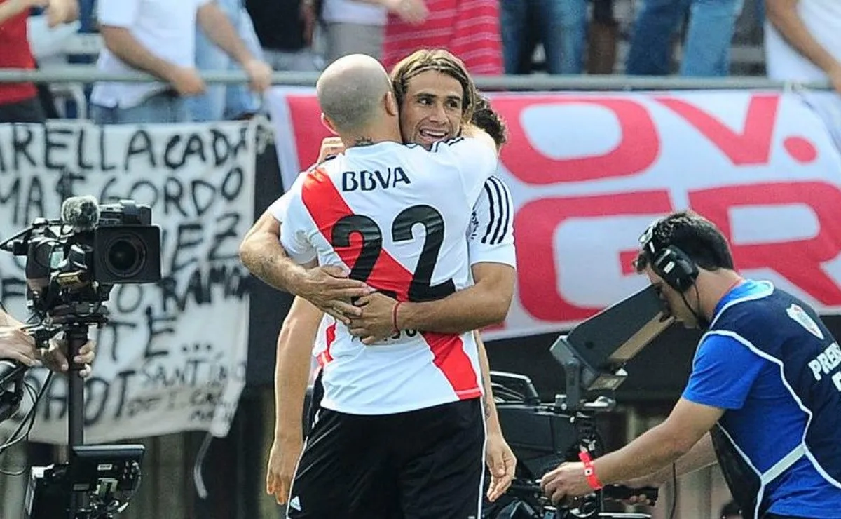 Ponzio festeja y Martín Aguirre, con la dorsal 22, lo abraza.
