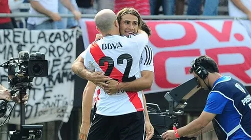 Ponzio festeja y Martín Aguirre, con la dorsal 22, lo abraza.