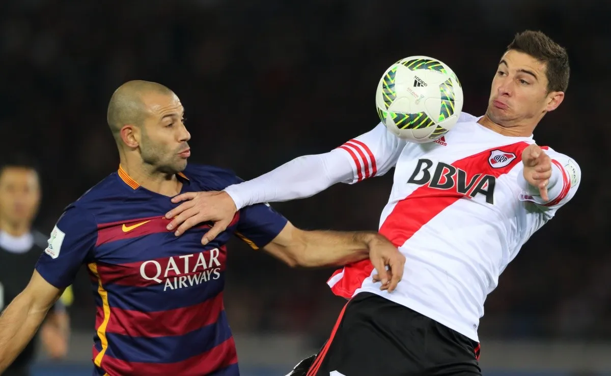 Javier Mascherano marcando a Alario, en la final del Mundial de Clubes 2015.