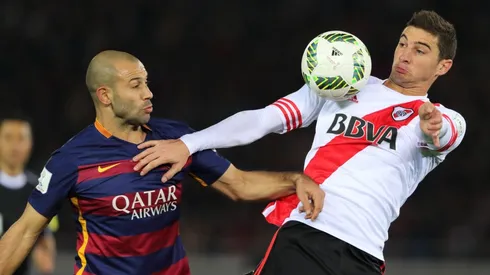 Javier Mascherano marcando a Alario, en la final del Mundial de Clubes 2015.