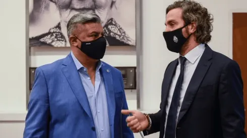 Claudio Tapia y Santiago Cafiero, claves en la coordinacion entre Argentina y Conmebol.