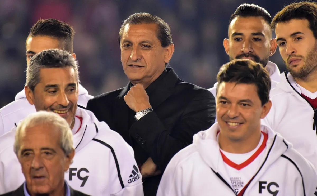 Ramón Díaz, cerca de D'Onofrio y Gallardo, en la despedida de Fernando Cavenaghi.