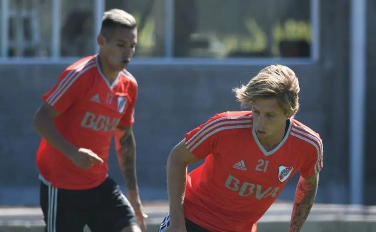 Los dos futbolistas se entrenan en la cancha auxiliar del Monumental.