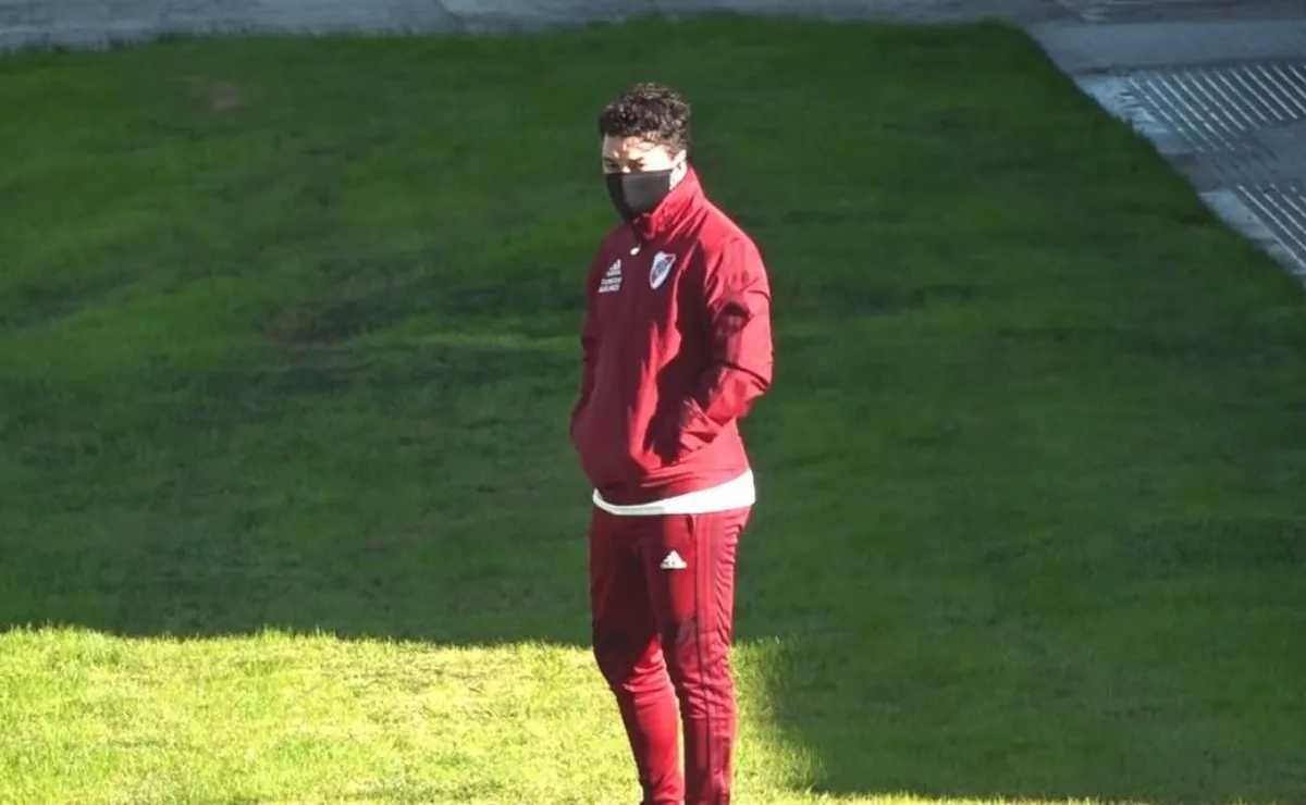 El Muñeco observa atento desde fuera de la cancha.