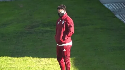 El Muñeco observa atento desde fuera de la cancha.